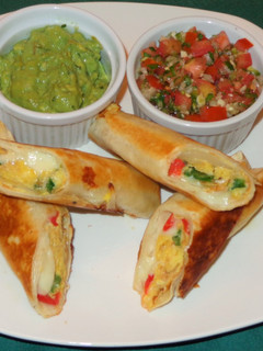 Una foto de Flautas de huevos revueltos con pimientos
