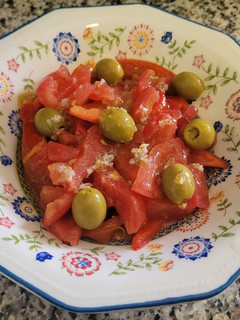 Una foto de Ensalada de pimientos asados y picadillo de tomate murciano
