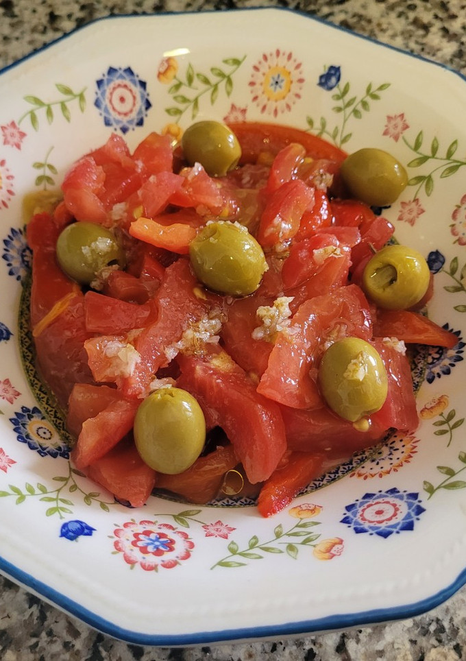 Una foto de Ensalada de pimientos asados y picadillo de tomate murciano
