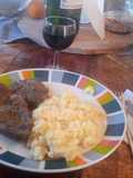Puré con bistec de panita ensalada habas con cebolla
