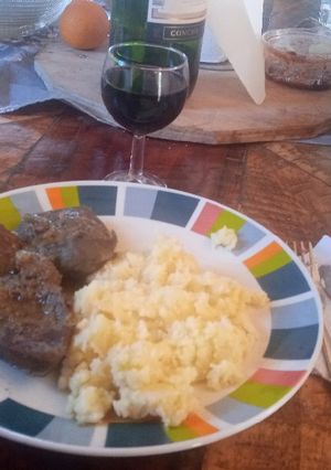 Una foto de Puré con bistec de panita ensalada habas con cebolla