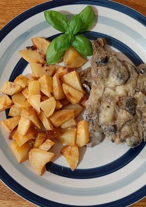 Gombás ragu alatt sült sajtos hús recept fotója