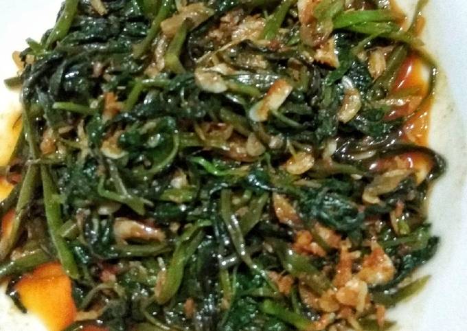 Bagaimana Membuat Cah kangkung terasi + udang rebon lezat Anti Gagal