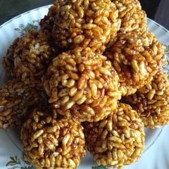 A picture of Mudhi muan (puffed rice ladoos/balls).
