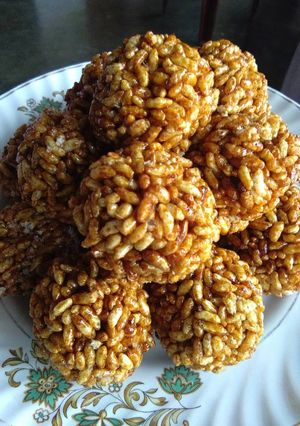 A picture of Mudhi muan (puffed rice ladoos/balls).