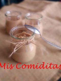Una foto de Natillas de nísperos en almíbar