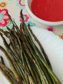 Una foto de Espárragos trigueros con salsa de infusión