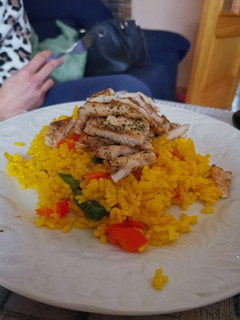 Una foto de Arroz de paella con pollo y verduras