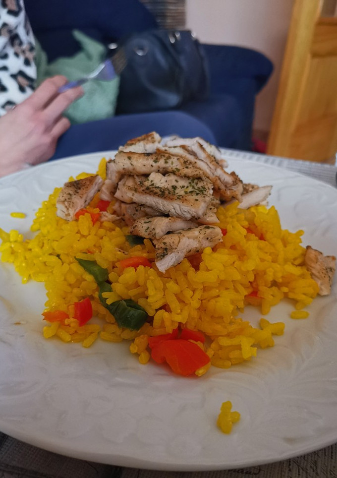 Una foto de Arroz de paella con pollo y verduras