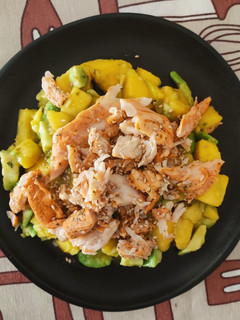Una foto de Tartar de mango y pollo