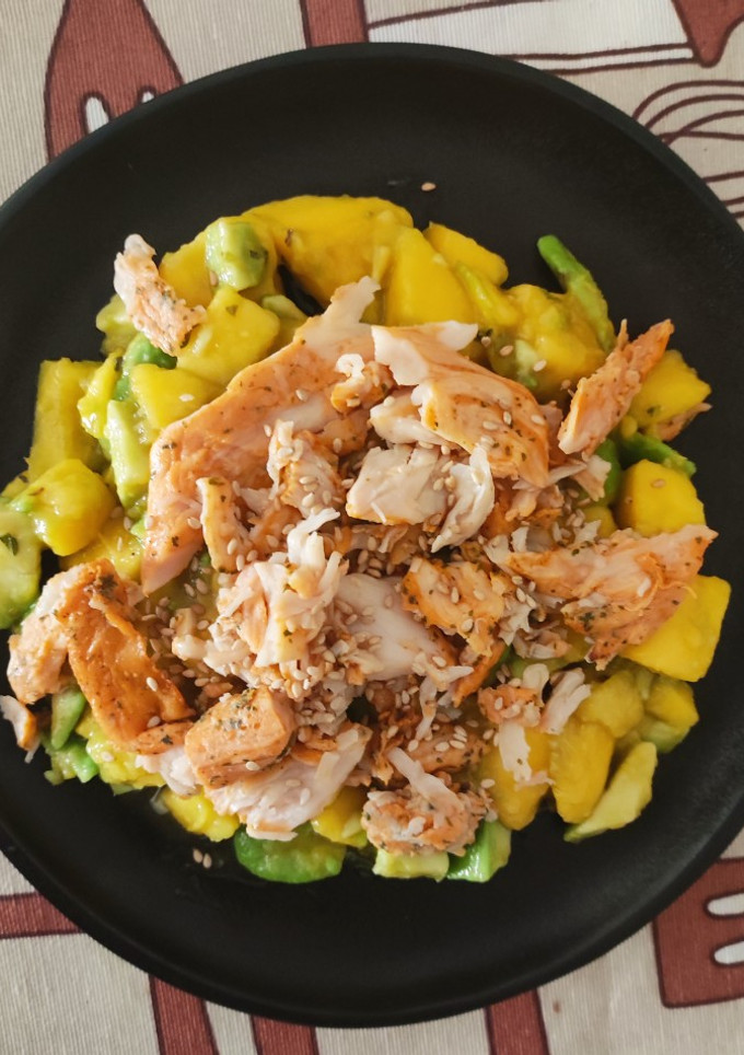 Una foto de Tartar de mango y pollo