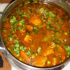 A picture of Matar paneer.