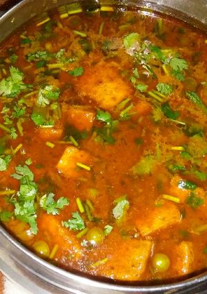A picture of Matar paneer.