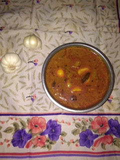 பூண்டு குழம்பு(Poondu kulambu recipe in tamil) செய்முறை முக்கிய புகைப்படம்