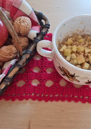 Una foto de Mug cake de avena y manzana caramelizada 🍎 Tortita en taza