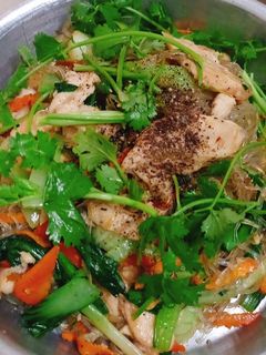 Hình của món Ức gà xào miến.