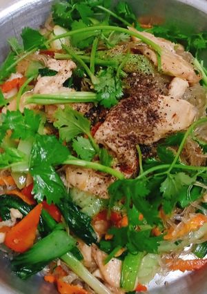 Hình của món Ức gà xào miến.