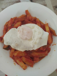 Una foto de Huevo y patatas con tomate