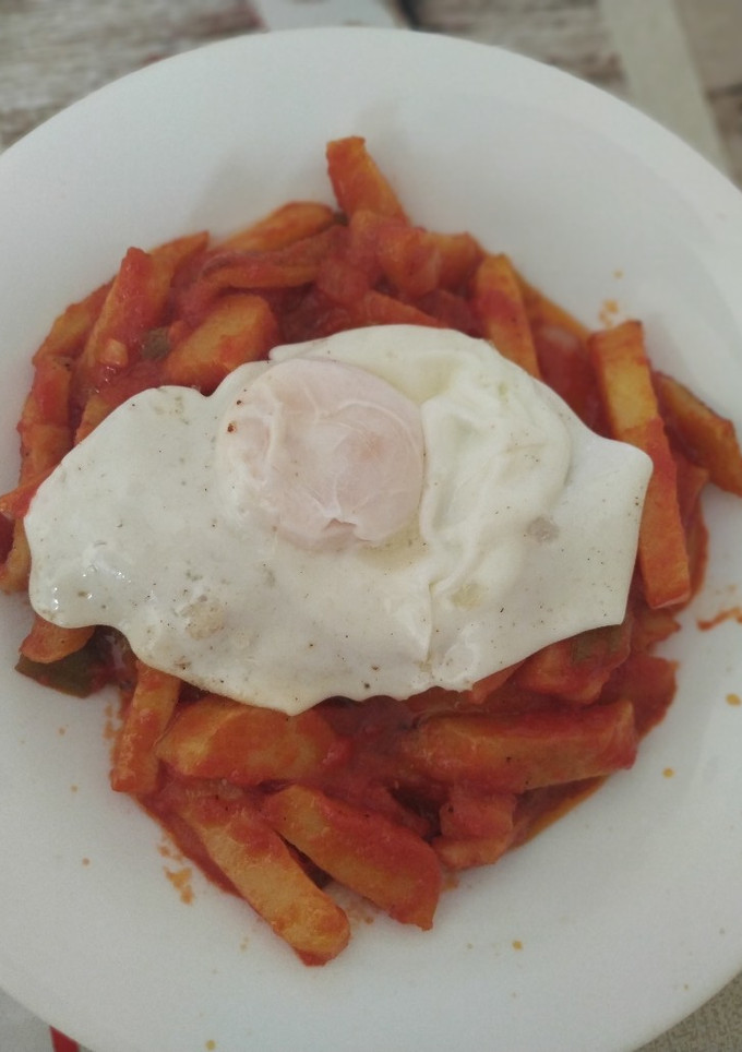 Una foto de Huevo y patatas con tomate