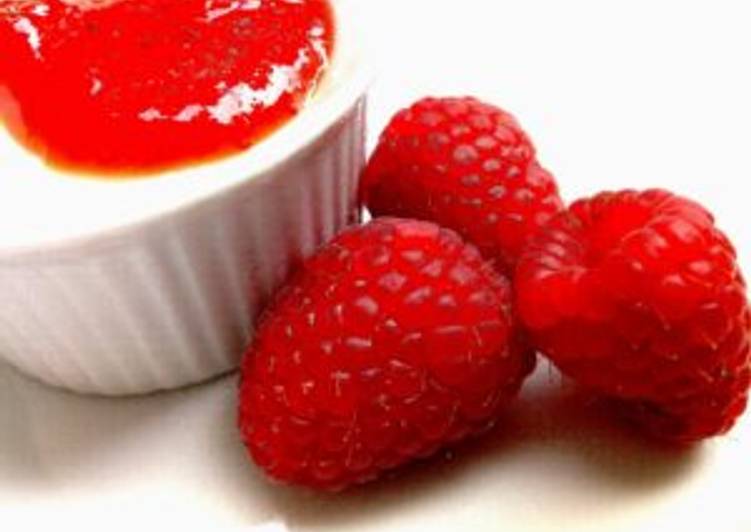 Panna cotta vegan con salsina di lamponi