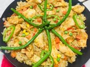 Una foto de condimentos para paella
