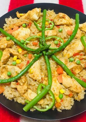 Una foto de Paella con Pechuga y vegetales!