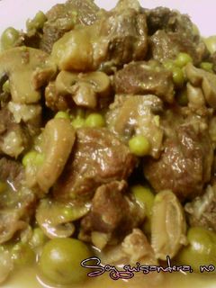 Una foto de Morcillo de ternera con guisantes, champiñones y aceitunas