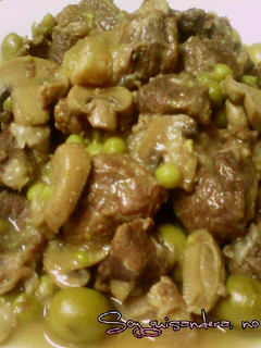 Una foto de Morcillo de ternera con guisantes, champiñones y aceitunas