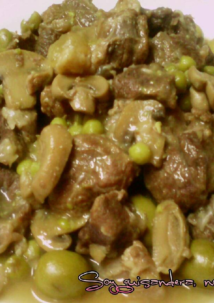 Una foto de Morcillo de ternera con guisantes, champiñones y aceitunas