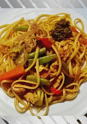 Una foto de "spaghetti jardinera al pollo"