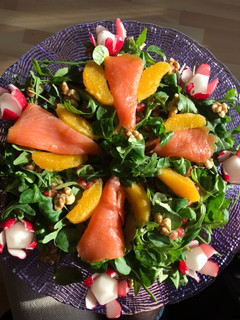 Una foto de Ensalada de salmón con vinagreta de naranja