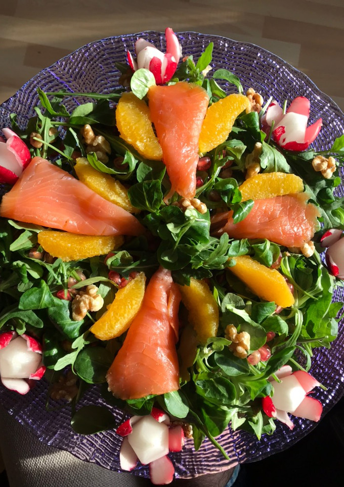 Una foto de Ensalada de salmón con vinagreta de naranja