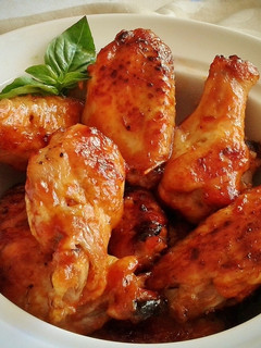 Una foto de Alitas de pollo al horno con salsa de ketchup y miel