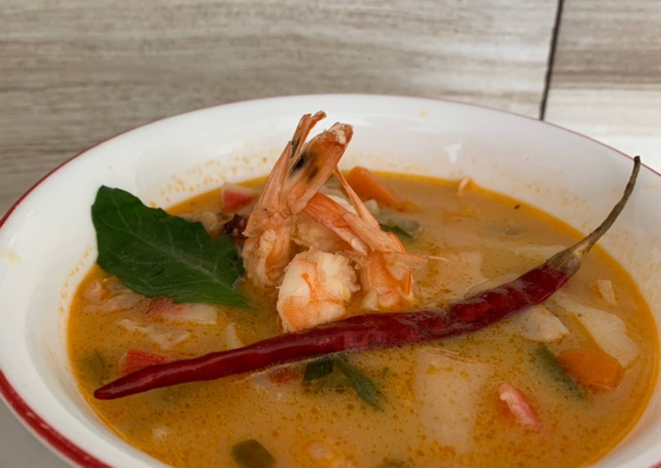 Sopa de camarón con leche de coco