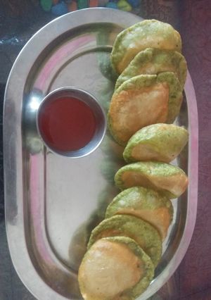 A picture of Spinach carrot tricolor puri.