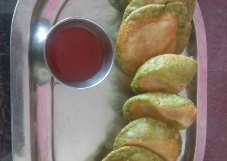 Steps to Make Award-winning Spinach carrot tricolor puri