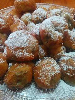 Una foto de Buñuelos de viento rellenos de crema de café