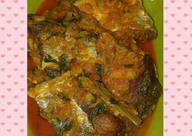 Bahan-bahan Ikan bumbu kunyit yang enak dan Mudah Dibuat