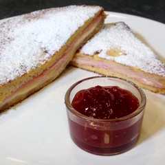 Una foto de Sándwich Monte Cristo dulce