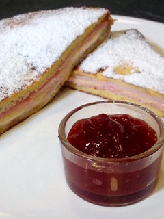 Una foto de Sándwich Monte Cristo dulce