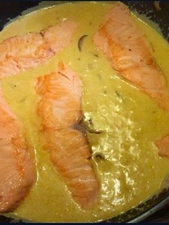 Una foto de Salmón al curry rojo