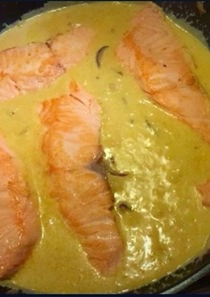 Una foto de Salmón al curry rojo