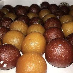 A picture of Gulab jamun.