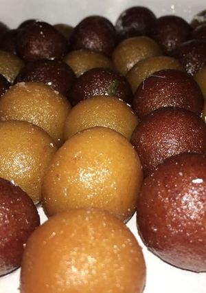 A picture of Gulab jamun.