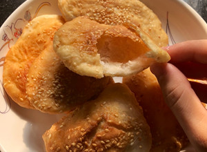 Hình của món Bánh bột mì ăn sáng đơn giản, nguyên liệu sẵn có (hoặc gọi là bánh tiêu hay bánh rán cũng được 😂).