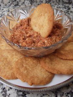 Una foto de Galletas de queso parmesano con dip de tomate y almendras