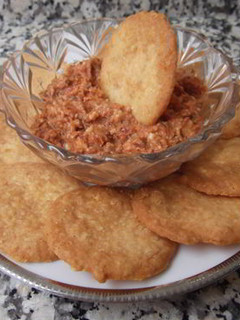Una foto de Galletas de queso parmesano con dip de tomate y almendras