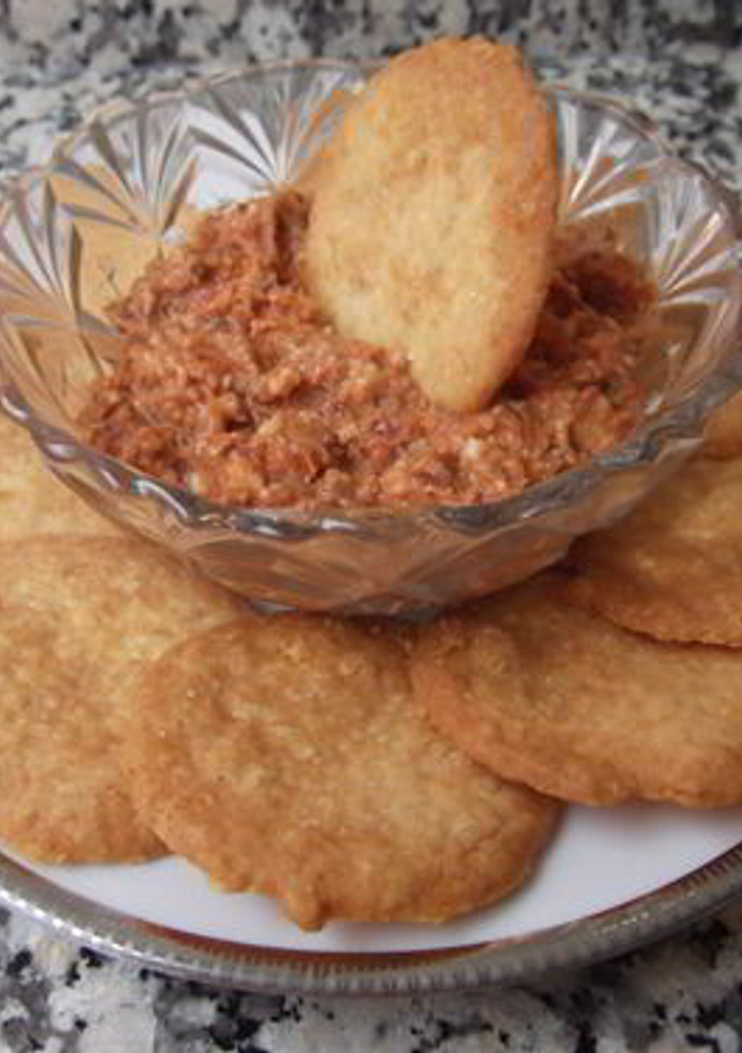 Una foto de Galletas de queso parmesano con dip de tomate y almendras