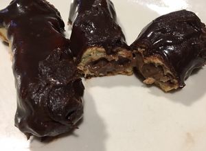 Una foto de Eclairs rellenos con crema pastelera de chocolate♥️
