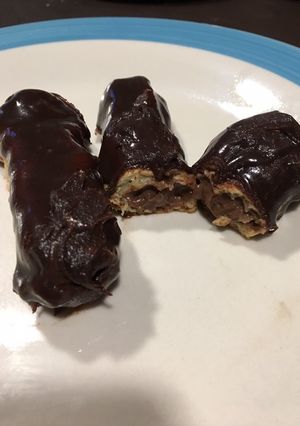 Una foto de Eclairs rellenos con crema pastelera de chocolate♥️